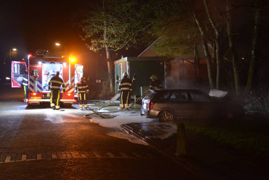 Geparkeerde auto vliegt in brand