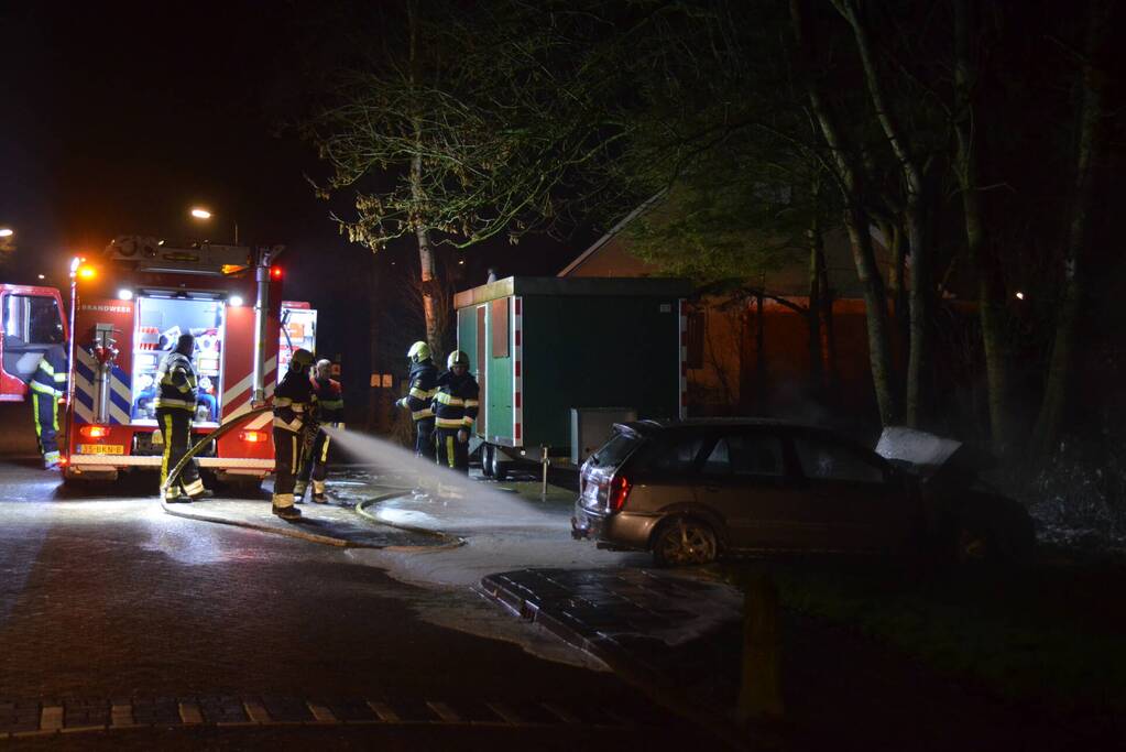 Geparkeerde auto vliegt in brand