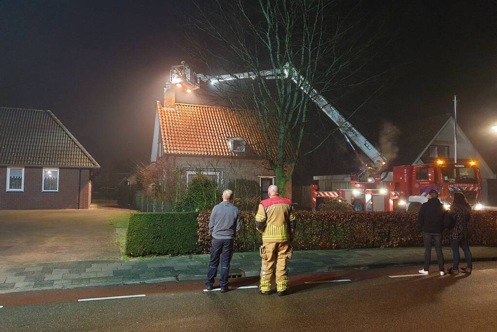 Brandweer blust schoorsteenbrand