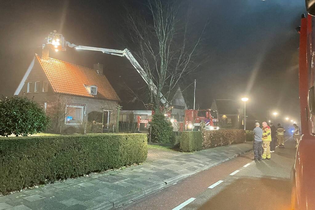 Brandweer blust schoorsteenbrand