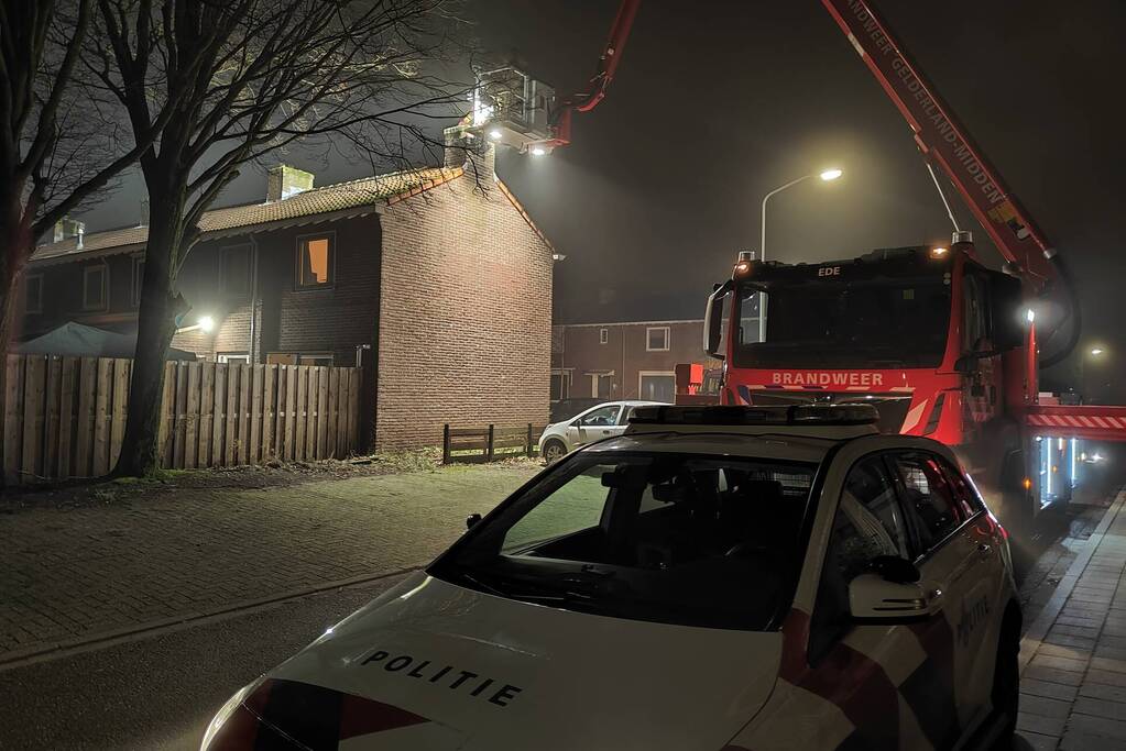 Brand in schoorsteen van woning