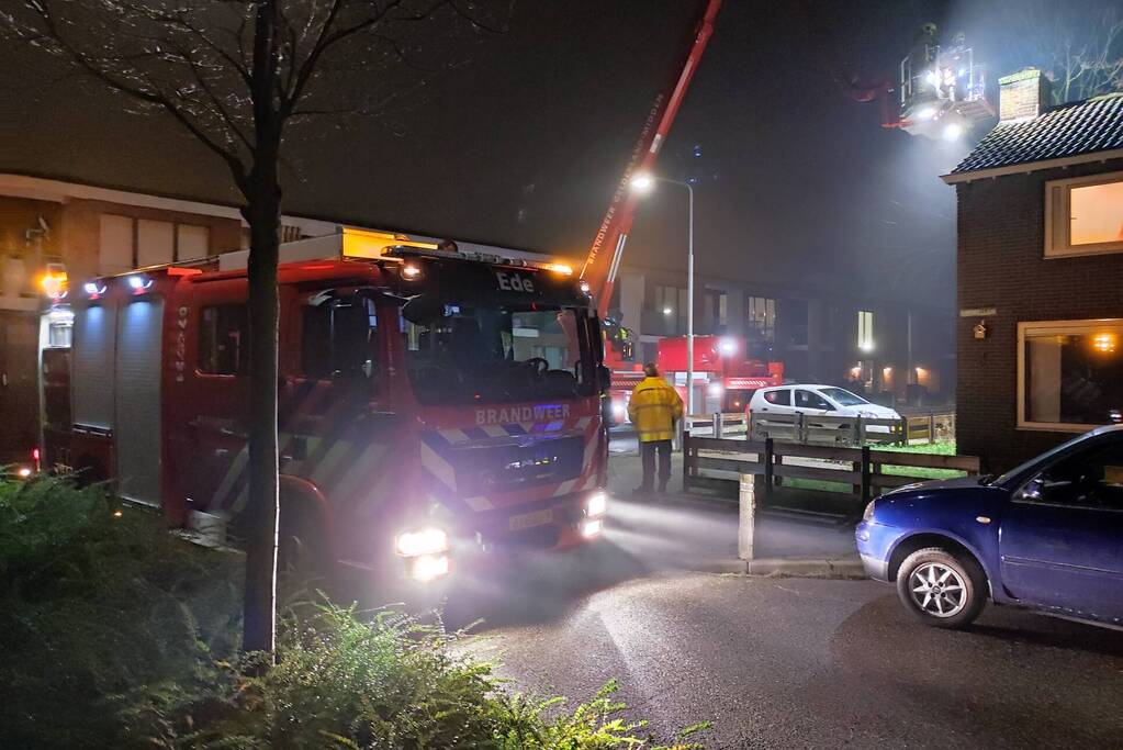 Brand in schoorsteen van woning