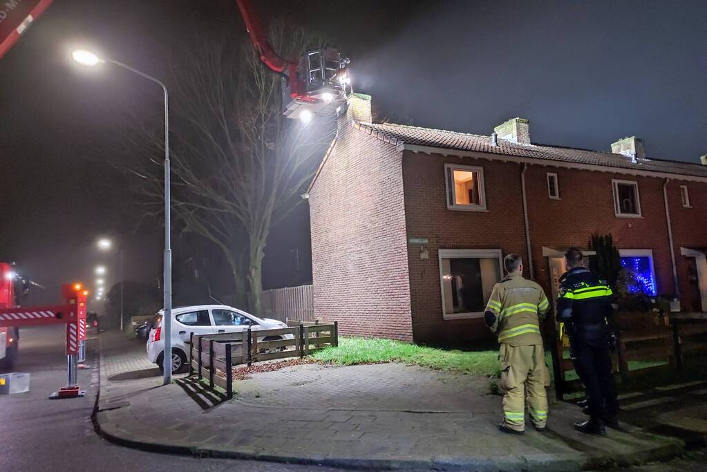 Brand in schoorsteen van woning