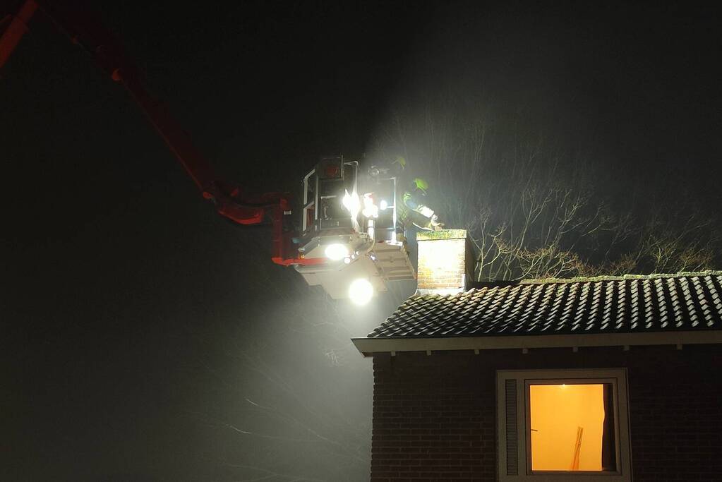 Brand in schoorsteen van woning