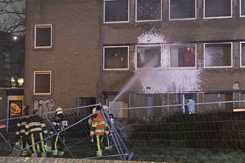 Forse brand in leegstaand kantoorpand