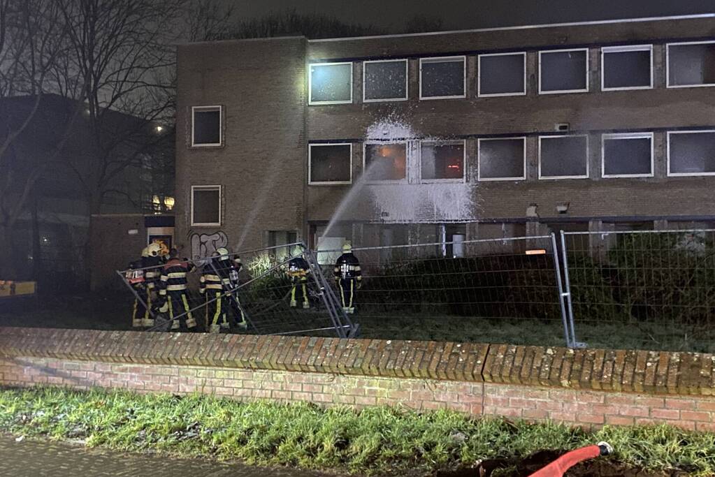 Forse brand in leegstaand kantoorpand