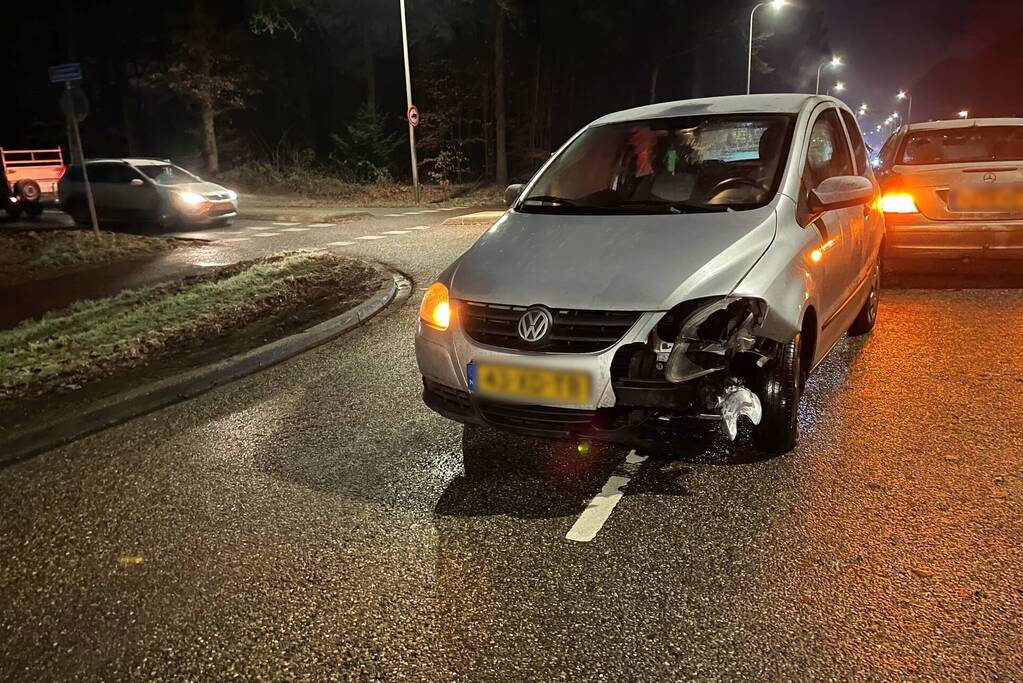 Automobilist verliest macht over het stuur en vliegt over vluchtheuvel