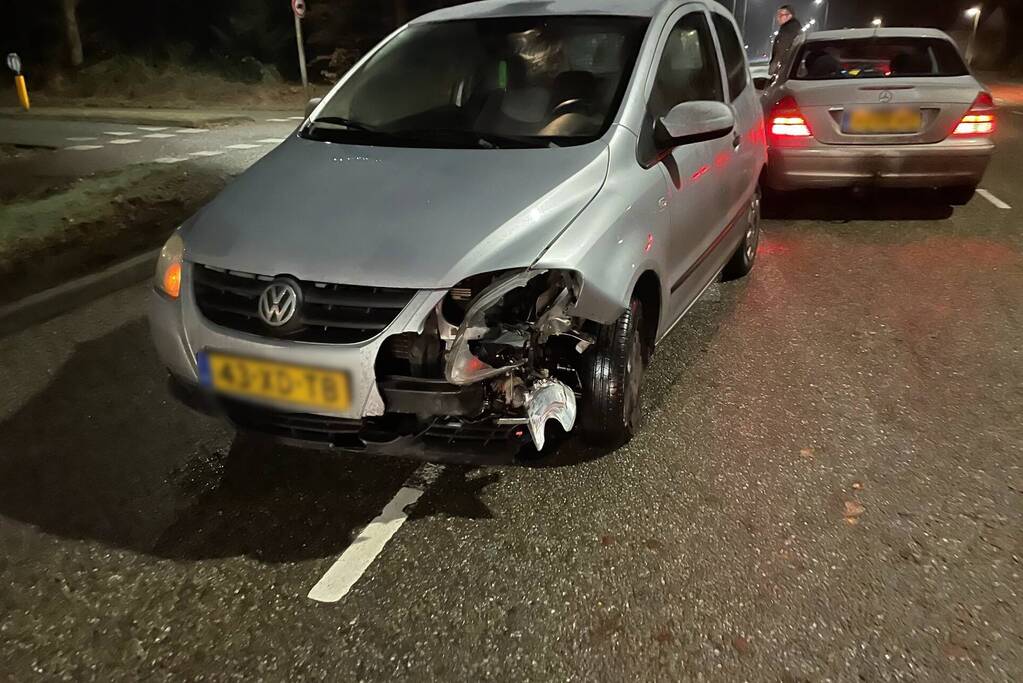 Automobilist verliest macht over het stuur en vliegt over vluchtheuvel