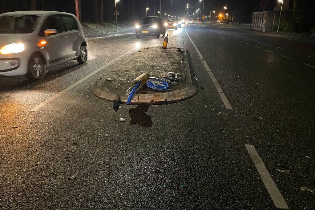 Automobilist verliest macht over het stuur en vliegt over vluchtheuvel