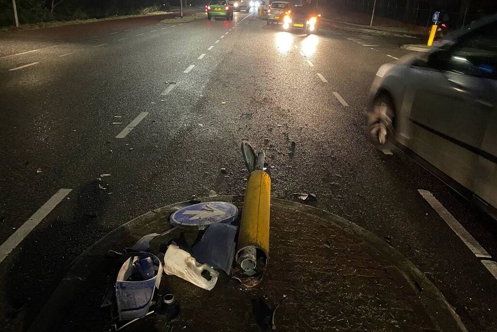 Automobilist verliest macht over het stuur en vliegt over vluchtheuvel