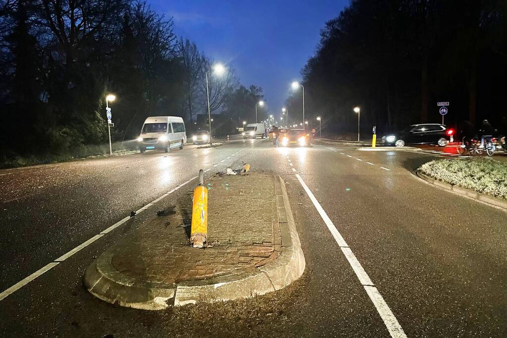 Automobilist verliest macht over het stuur en vliegt over vluchtheuvel