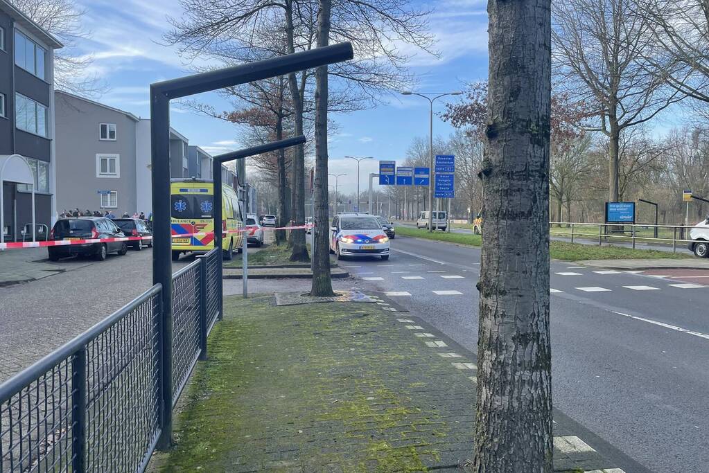 Een gewonden en dode bij steekpartij in woning