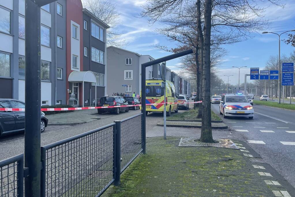 Een gewonden en dode bij steekpartij in woning