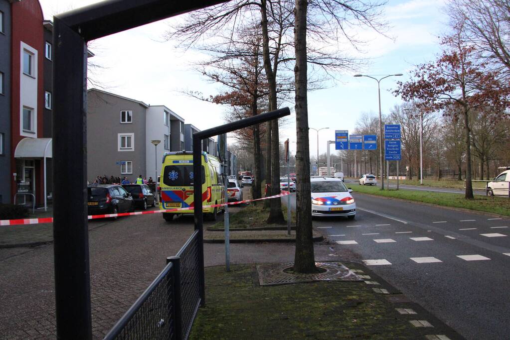 Een gewonden en dode bij steekpartij in woning