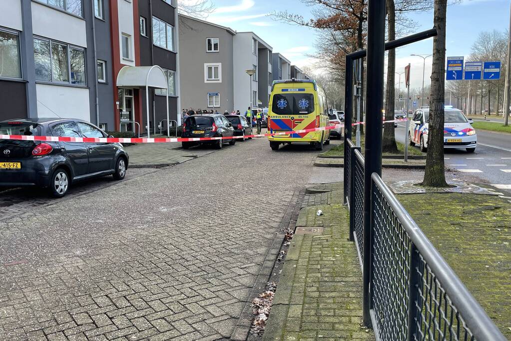 Een gewonden en dode bij steekpartij in woning