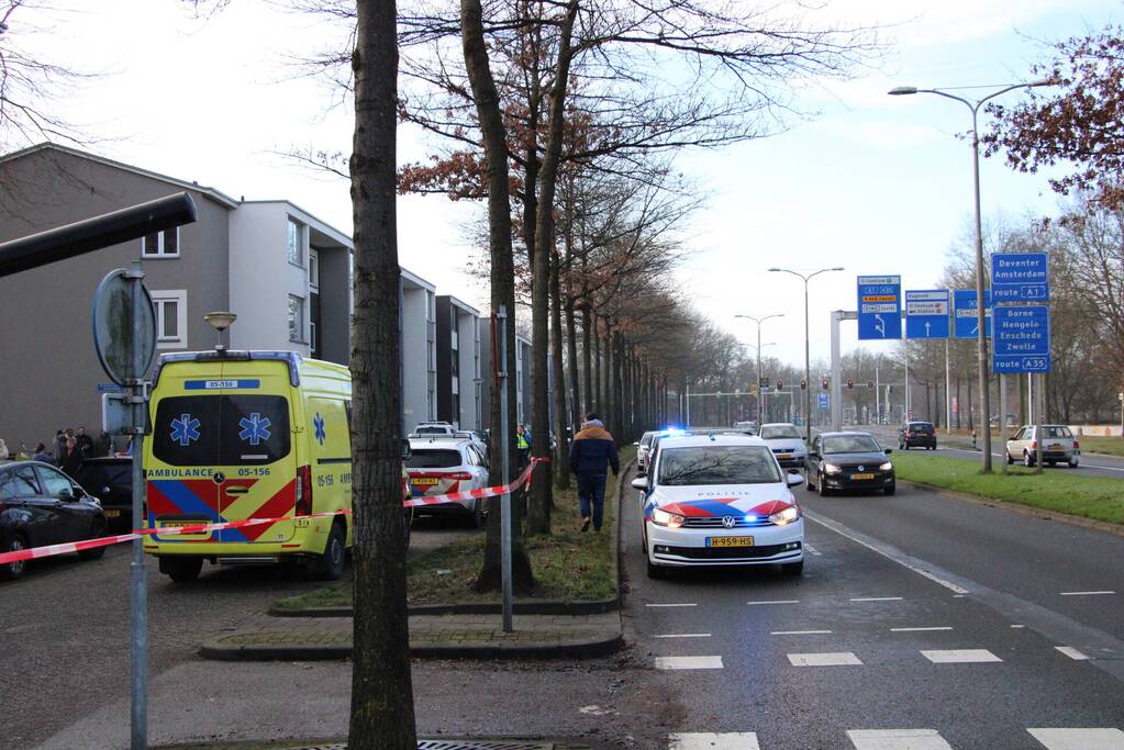Een gewonden en dode bij steekpartij in woning