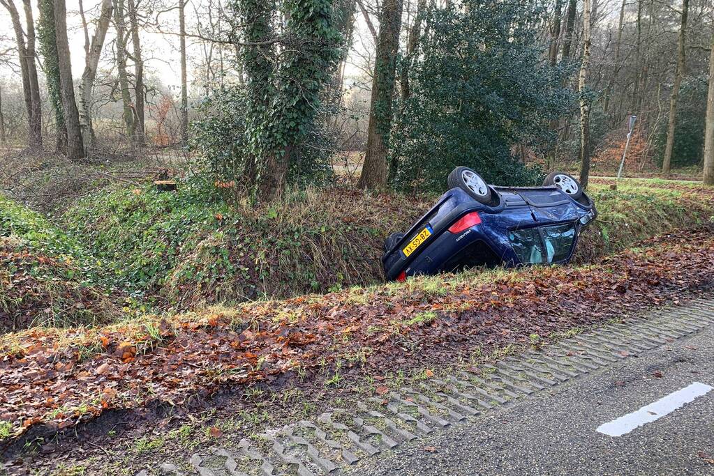 Auto belandt op zijn kop in greppel