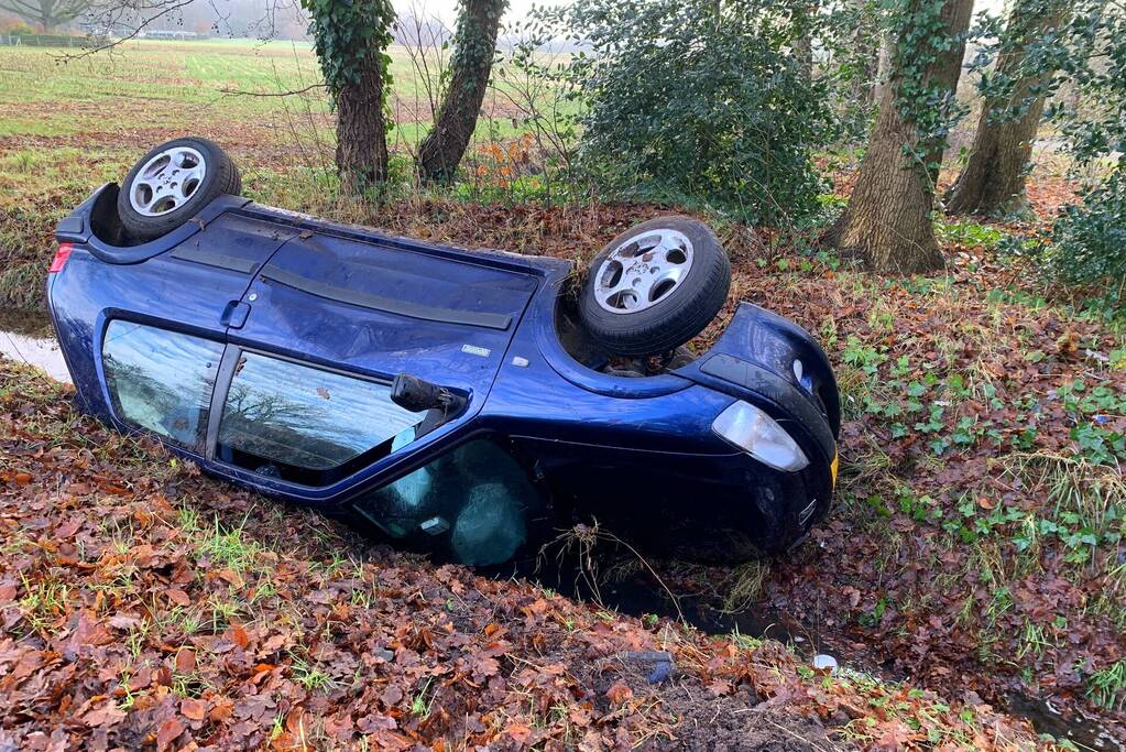 Auto belandt op zijn kop in greppel
