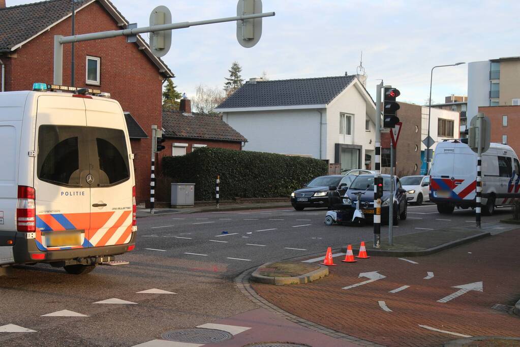 Bestuurder scootmobiel aangereden door personenauto