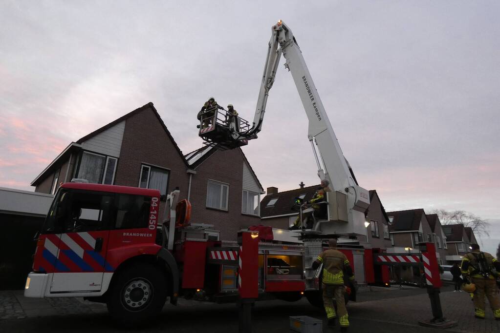 Brand in schoorsteen van woning