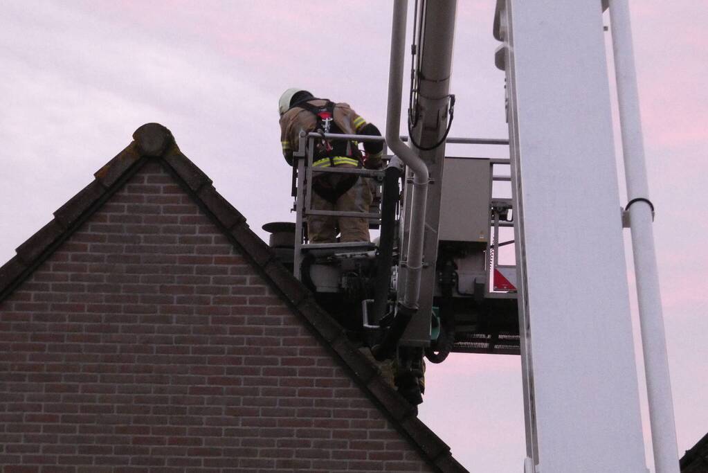 Brand in schoorsteen van woning