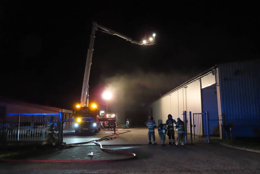 Flinke rookontwikkeling door brand in loods