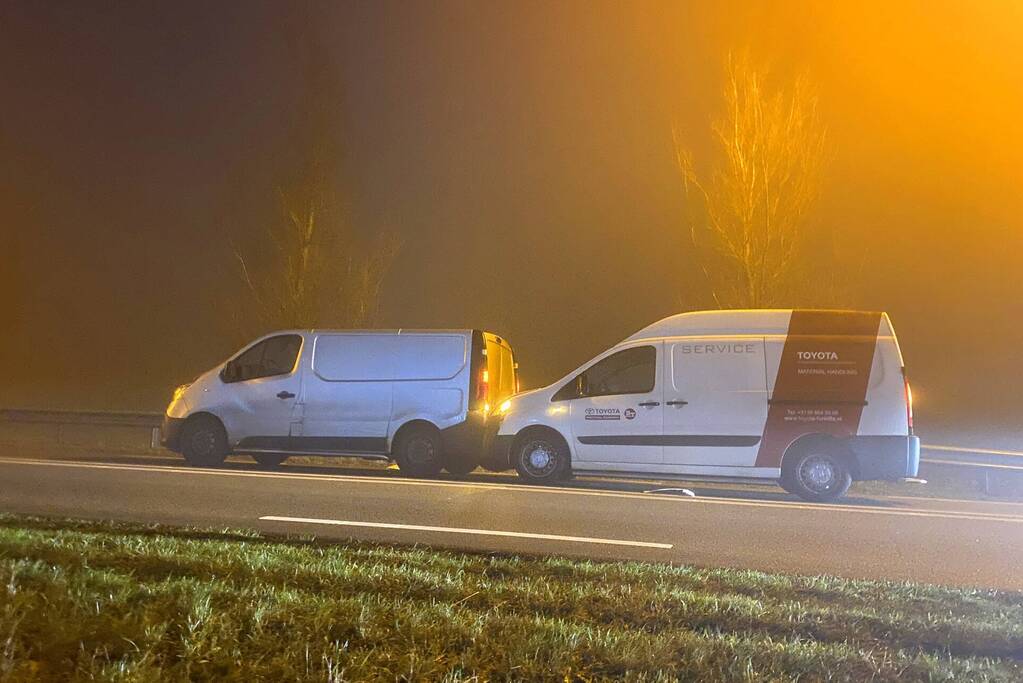 Twee bestelbussen betrokken bij kop-staart botsing