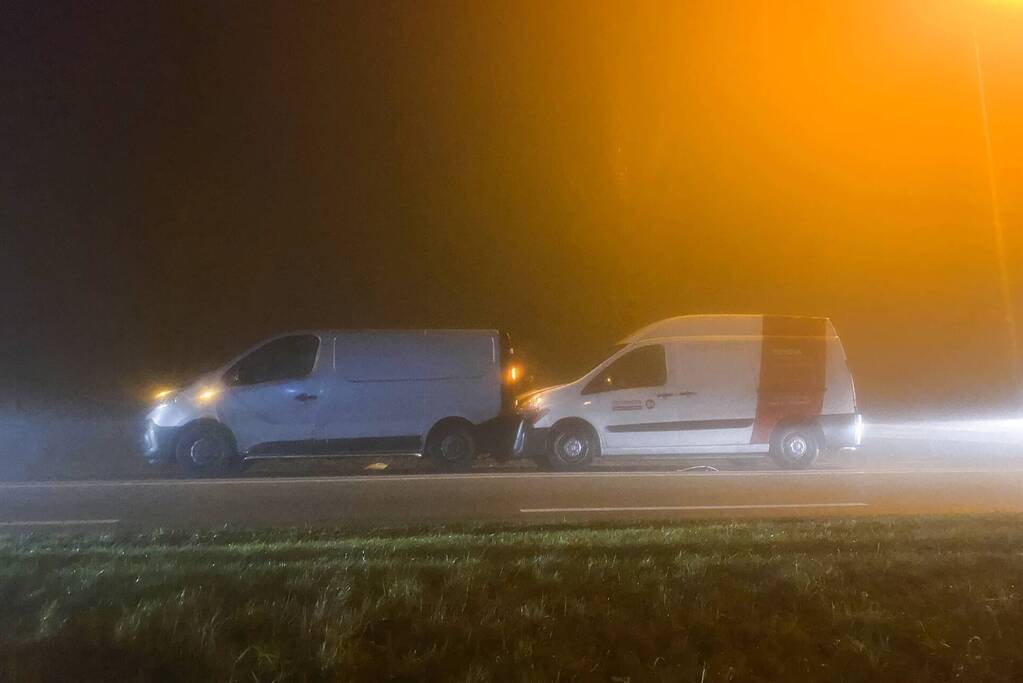 Twee bestelbussen betrokken bij kop-staart botsing
