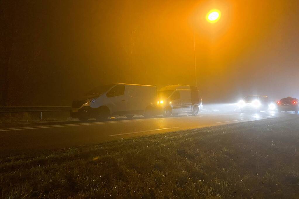 Twee bestelbussen betrokken bij kop-staart botsing