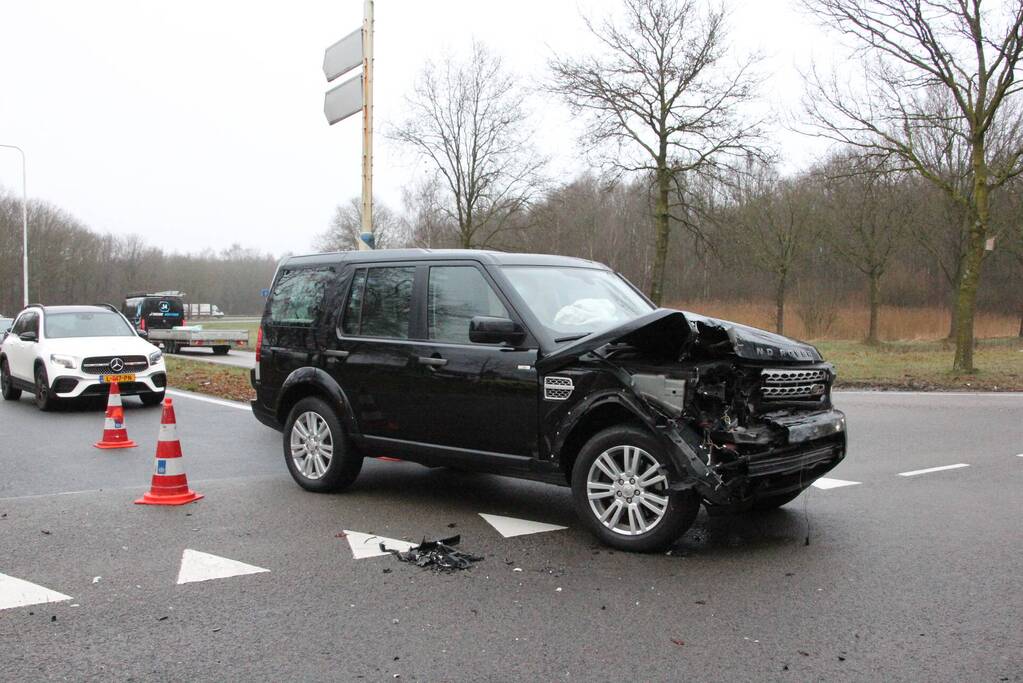 Range Rover flink beschadigd bij aanrijding