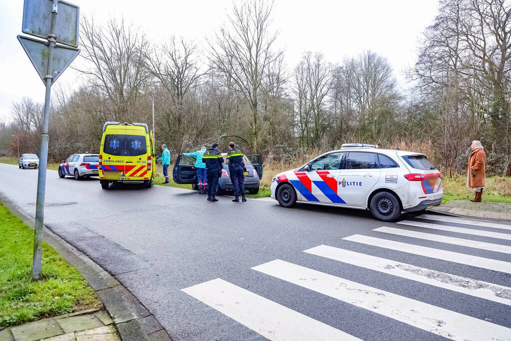 Twee auto's botsen op kruising, een gewonde