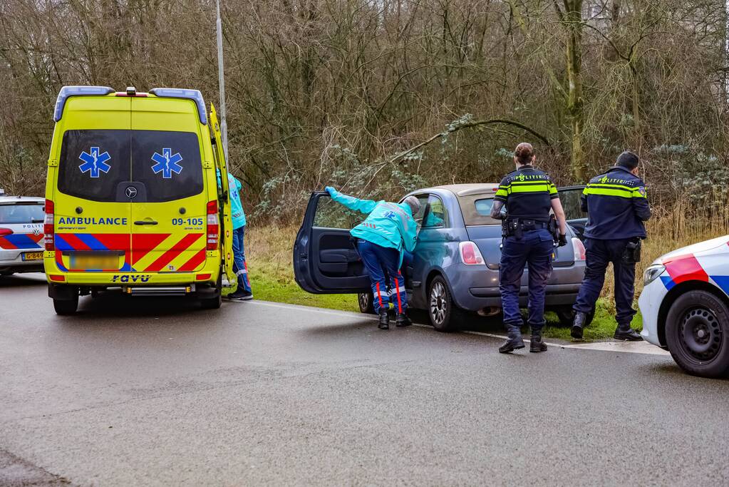 Twee auto's botsen op kruising, een gewonde