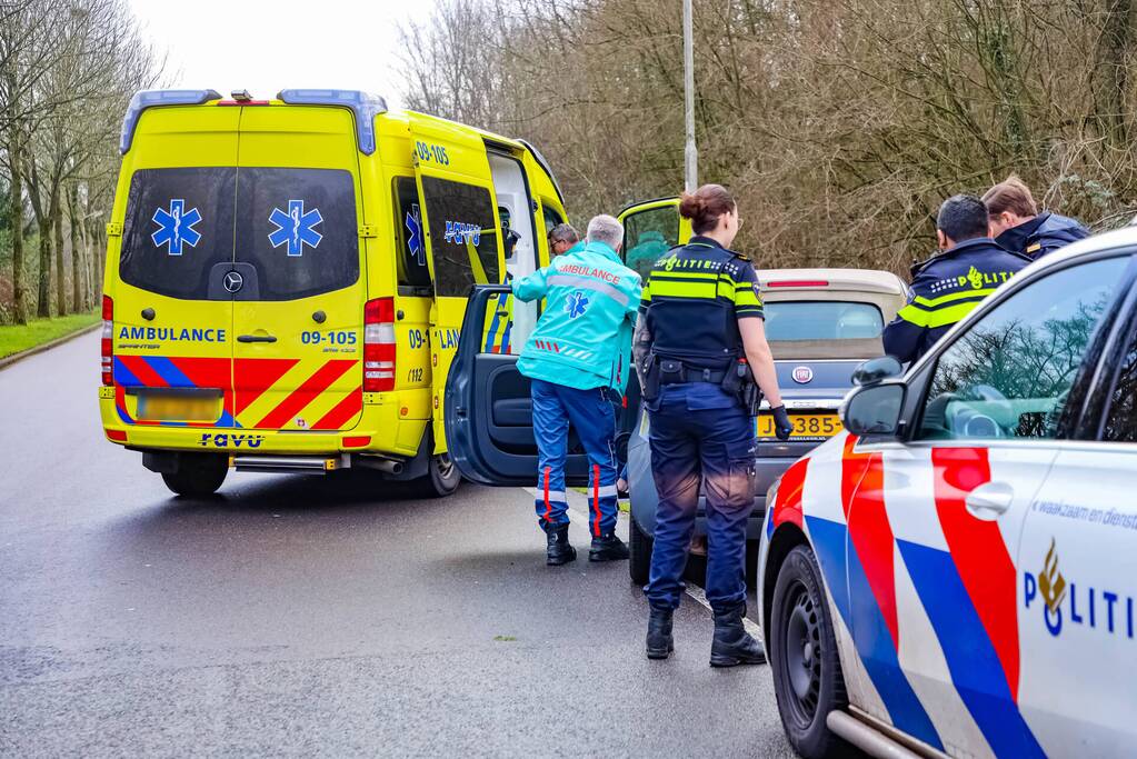 Twee auto's botsen op kruising, een gewonde