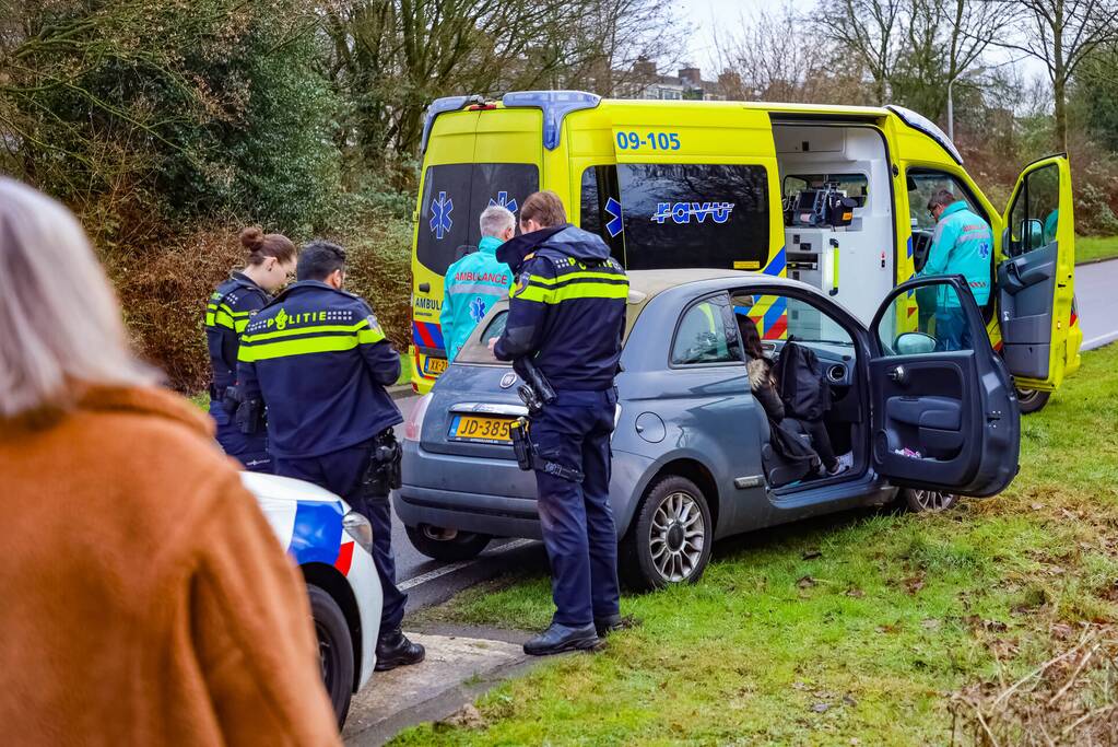 Twee auto's botsen op kruising, een gewonde