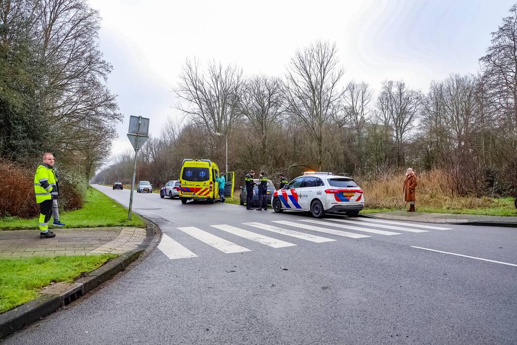 Twee auto's botsen op kruising, een gewonde