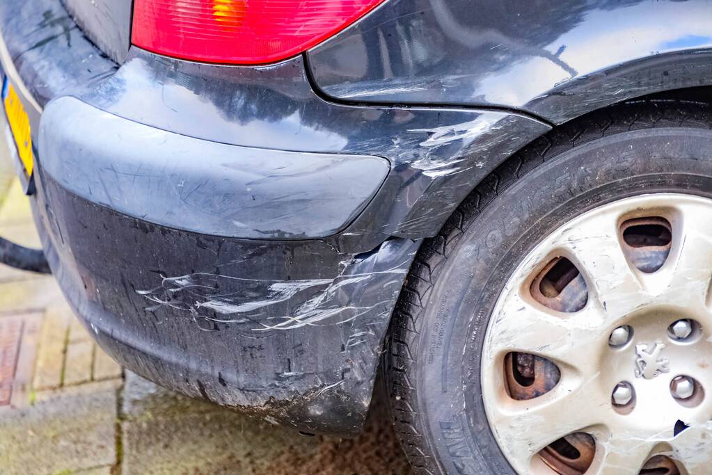 Twee auto's botsen op kruising, een gewonde