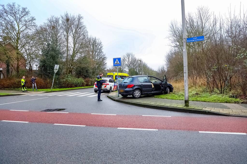 Twee auto's botsen op kruising, een gewonde
