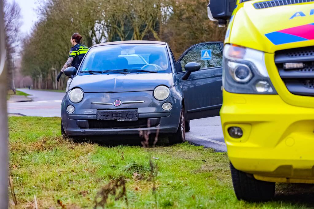 Twee auto's botsen op kruising, een gewonde
