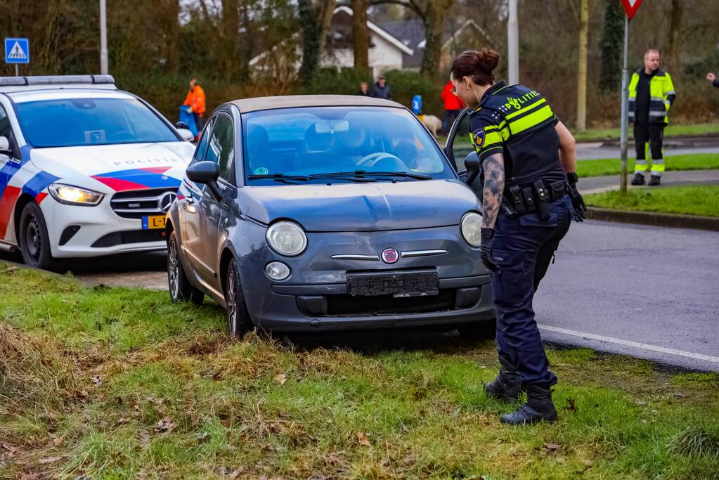 Twee auto's botsen op kruising, een gewonde