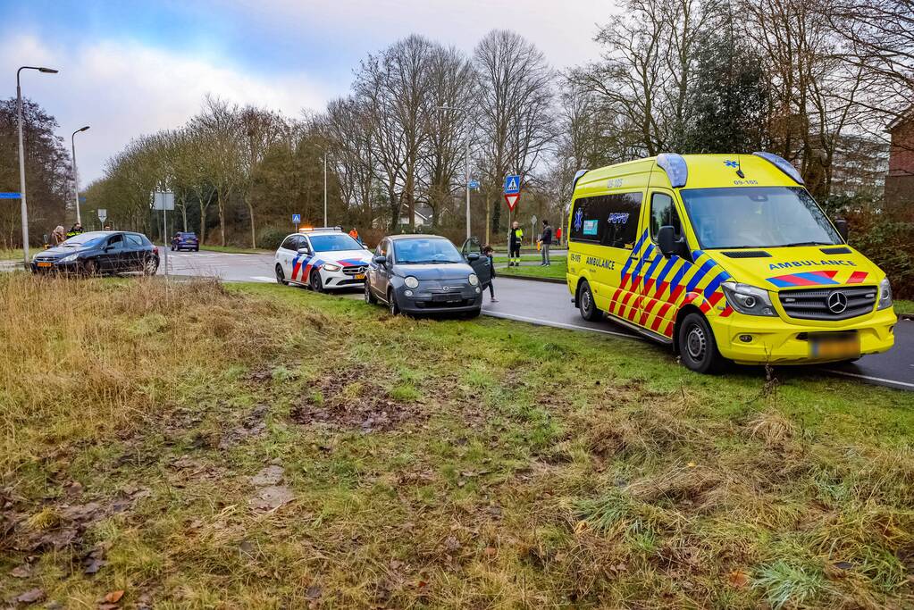 Twee auto's botsen op kruising, een gewonde