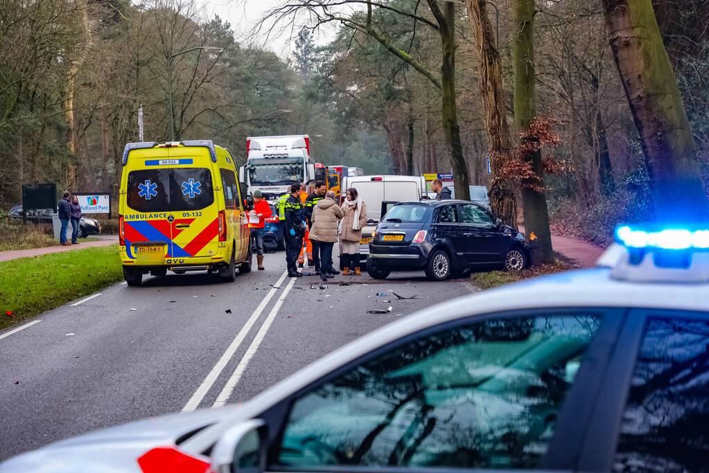 Enorme schade bij aanrijding tussen twee auto's