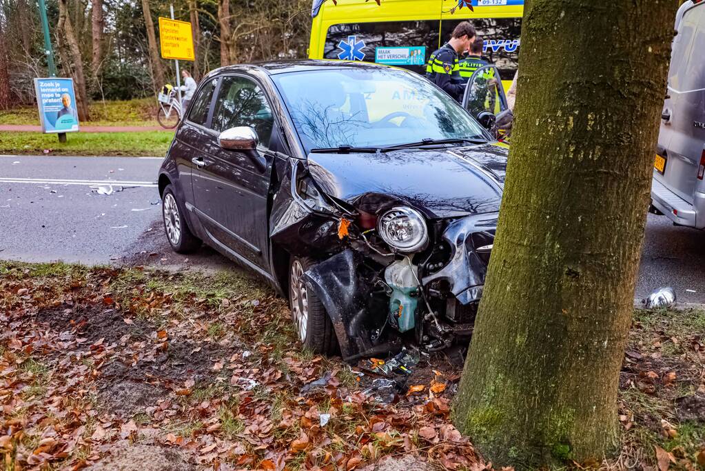 Enorme schade bij aanrijding tussen twee auto's