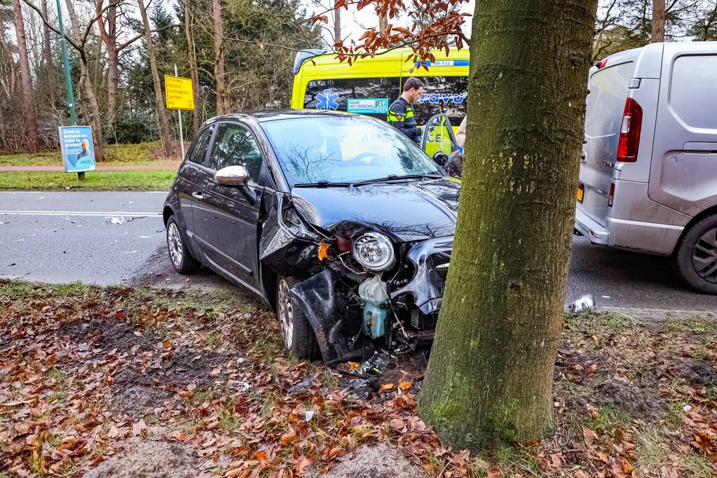 Enorme schade bij aanrijding tussen twee auto's