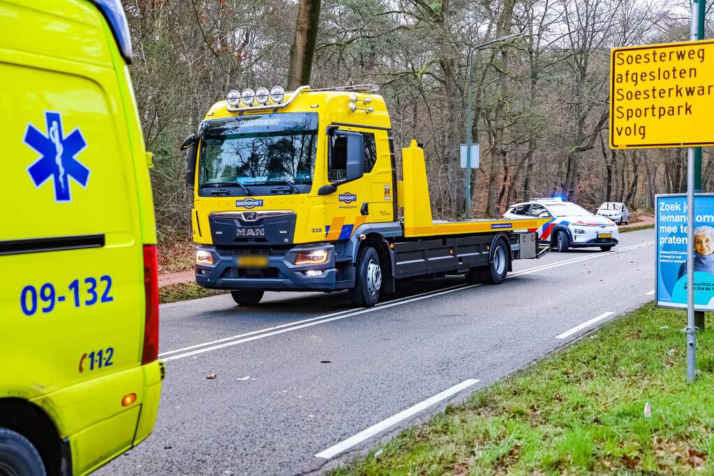 Enorme schade bij aanrijding tussen twee auto's