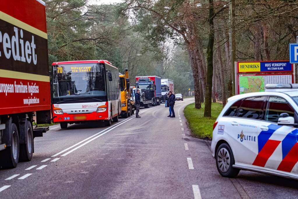 Enorme schade bij aanrijding tussen twee auto's