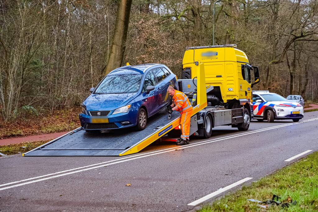 Enorme schade bij aanrijding tussen twee auto's