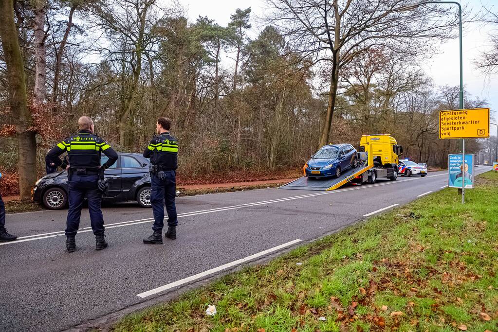 Enorme schade bij aanrijding tussen twee auto's