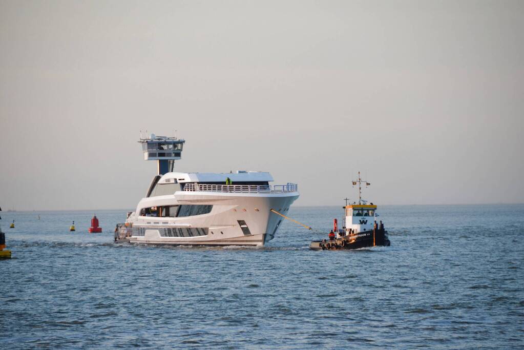 Luxe superjacht Galactica vaart eindelijk de haven binnen