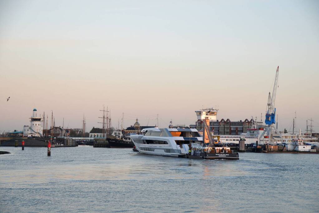 Luxe superjacht Galactica vaart eindelijk de haven binnen