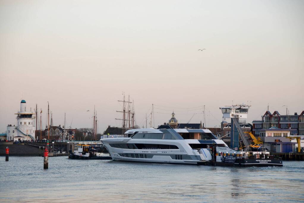 Luxe superjacht Galactica vaart eindelijk de haven binnen